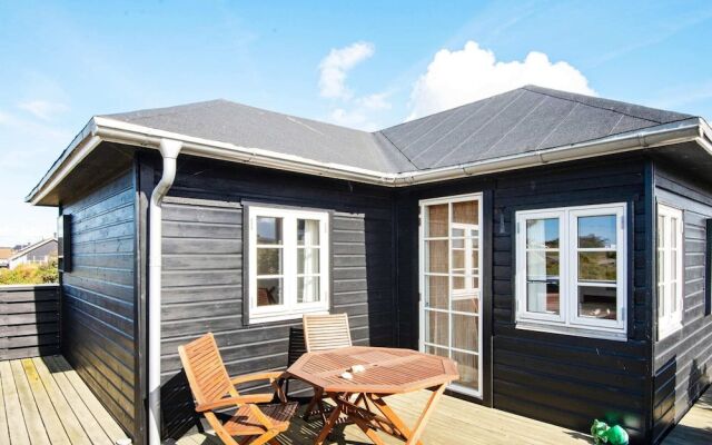 Serene Holiday Home in FanÃ¸ near Sea