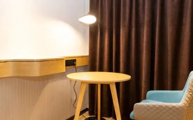 City Comfort Inn Hotel (Wuzhou High-speed Railway South Station Canghai Park)