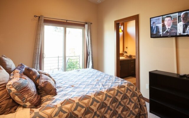 NEW Condo Downwider with Hot Tub, Minutes Away from The Columbia River Gorge by RedAwning