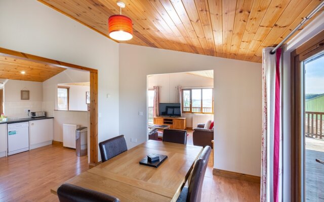 Woodpecker Lodge With Hot Tub Near Cupar, Fife