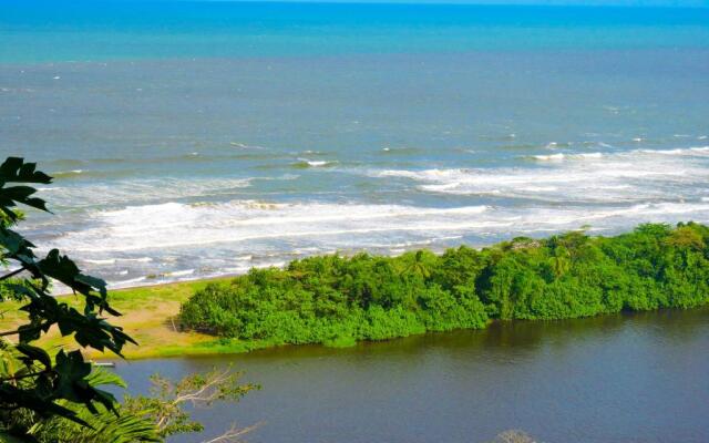 Hotel Tortuguero Beachfront