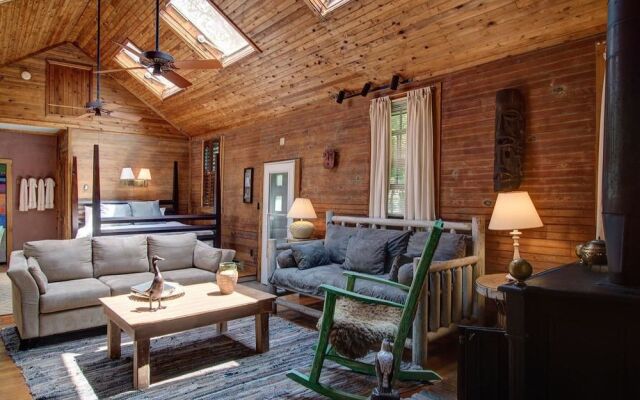 Village Latch Inn Hotel