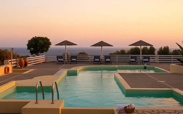 Sunny Studio Nestled Near a Refreshing Shared Pool