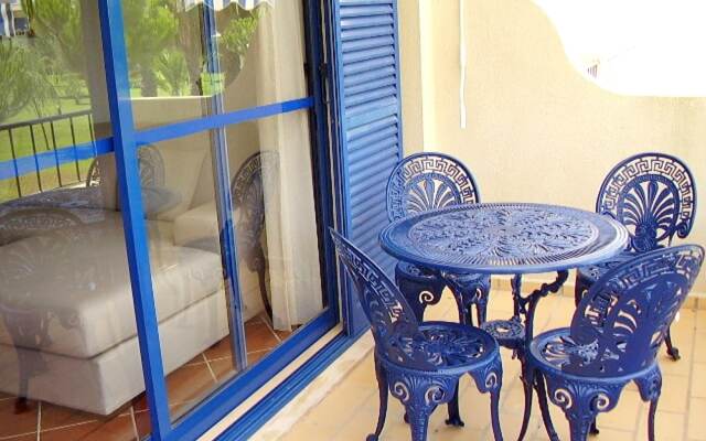 House With one Bedroom in Alvor, With Shared Pool, Furnished Terrace and Wifi Near the Beach