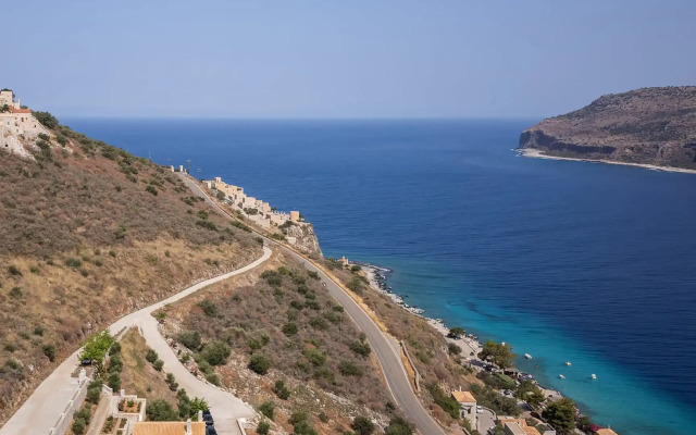 Trapela Limeni Luxury Suites