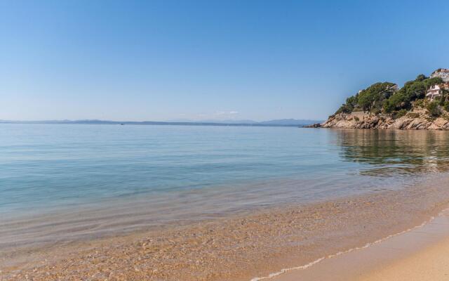 Ideal villa in Peralada with private pool and garden