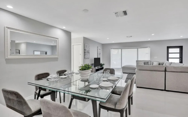 Renovated 5½ Bedroom Home/Heated Pool