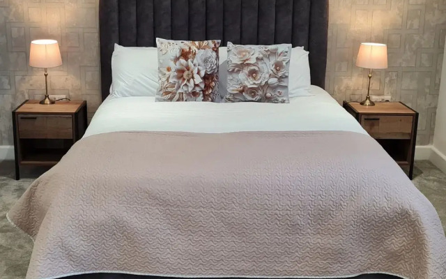 Central Guest Room - En-suite, Parking & Garden