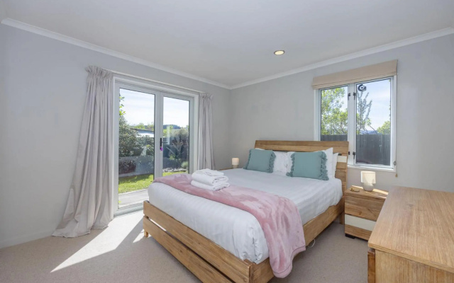 KORU1 - Views on Koru – Guest Rooms – Wanaka