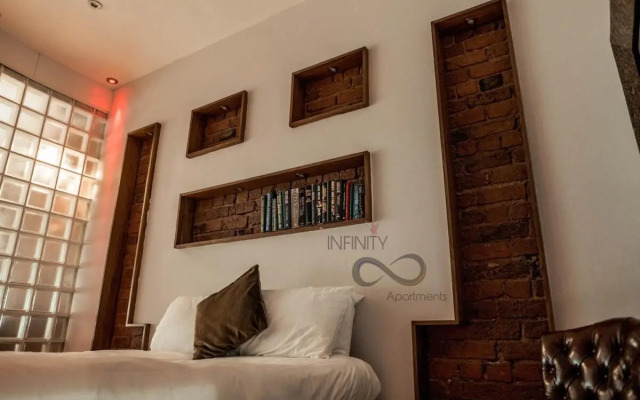 Liverpool Party Pads The Famous 8