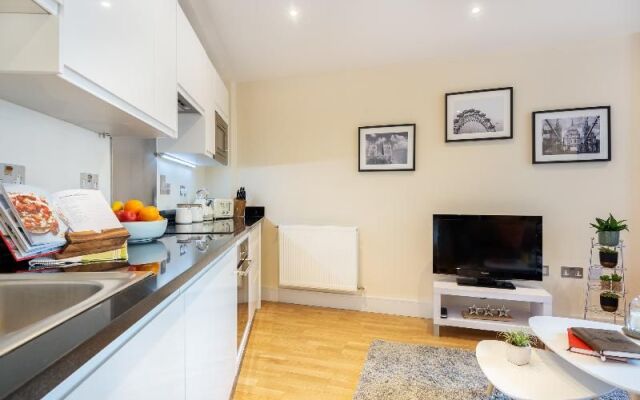 Luxurious Canary Gateway Serviced Apartment