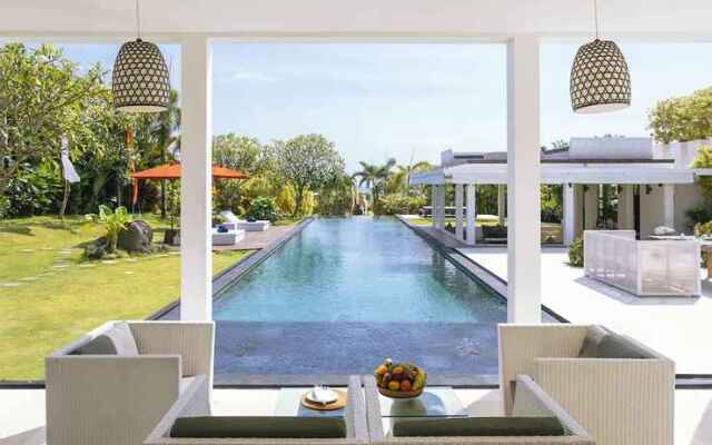 Fabulous Beachfront Villa, 5 BR, Canggu w/ Staff