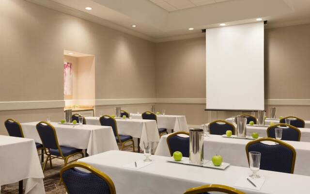 Hilton Phoenix Suites