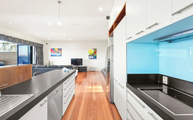 Waterfront Home - Gorgeous Views - 2 Bed
