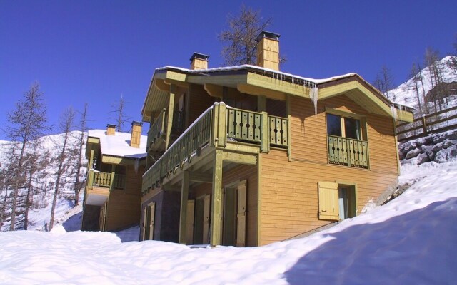 Traditional Apartment With Fireplace 100 m. From the Center