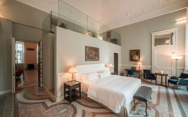 Royal Palace Luxury Suites & Hotel