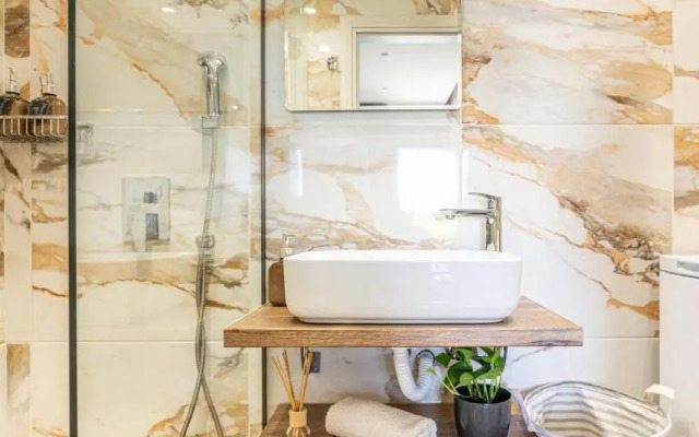 Cozy House with Pool and Breakfast near Beach