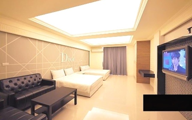 Paris Apartment Ii
