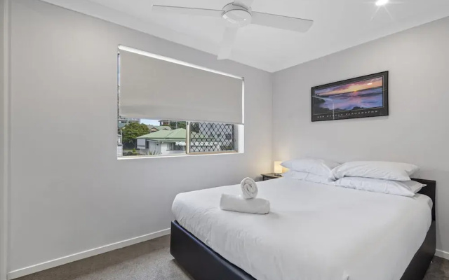 Charming 3-bed Apartment Near Local Shops