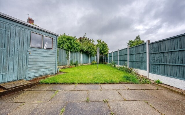 Modern 3 Bedroom 2 Bath Hse with Parking