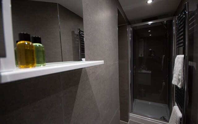 Luxury 2 bed Lower Ground Floor Apartment