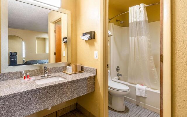 Econo Lodge Inn & Suites
