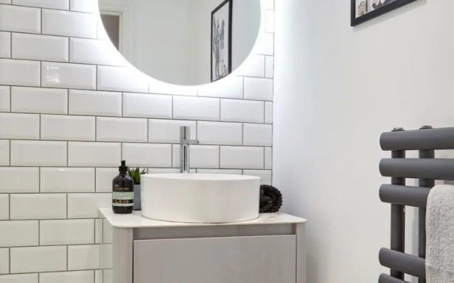 Stylish, spacious flat with private parking