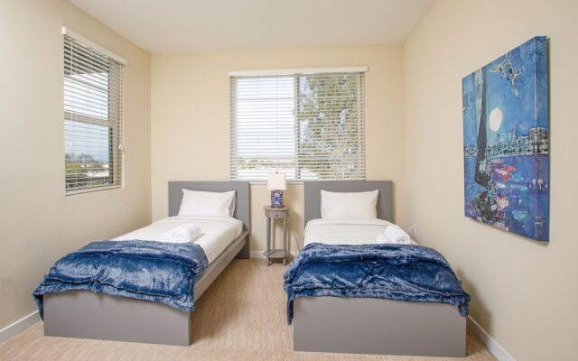 Irvine Deluxe Design Suites by A