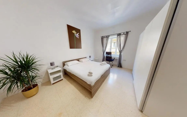 St Julians - Balluta Bay large 3 bedroom apartment
