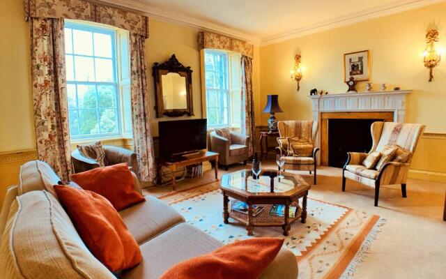 F2 Charming City Centre Apartment full of Character