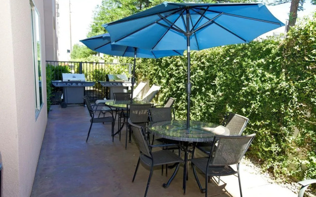 Holiday Inn Express & Suites Lathrop