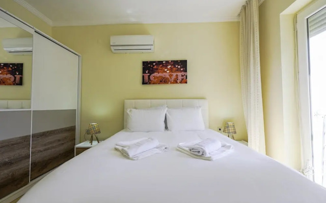 Chic Villa w Patio 5 min to Beach in Antalya