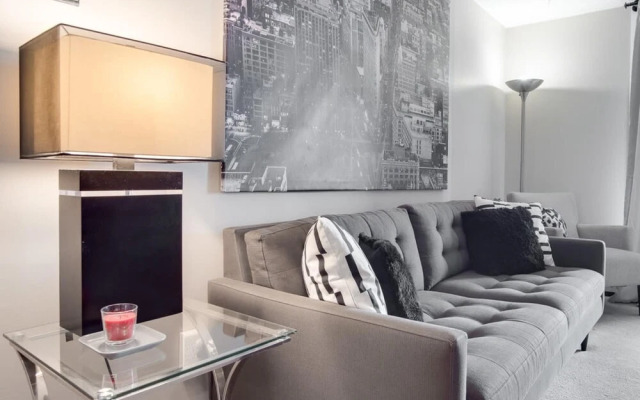 Stylish and Cozy Eau Claire 2BR With Gym Coffee