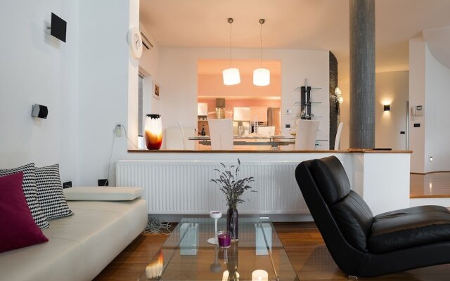 Villa Aylin, 5-bed, Next to the sea