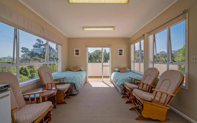 Sun Seeker Bach - Ferry Landing Holiday Home