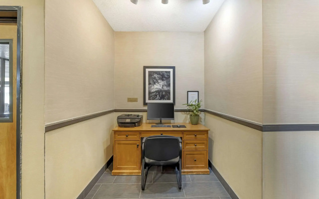 Comfort Suites Near Vancouver Mall