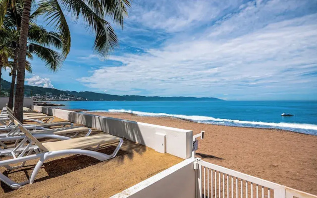 Oceanfront 1BR with Balcony & Pool