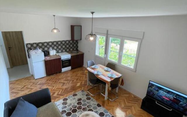 Entire 1-bedroom apartment with free parking