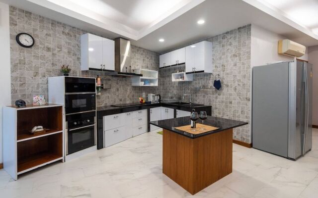 Bright Luxury Villa W Garden Pool & Sauna