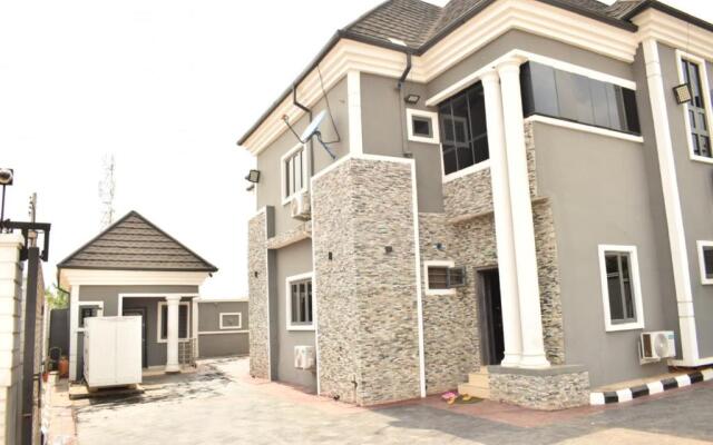 Grand Duplex Style 3 Bedroom Apartment