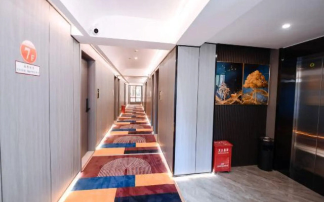 Jiayun Hotel (Shenzhen Longhua subway station store)