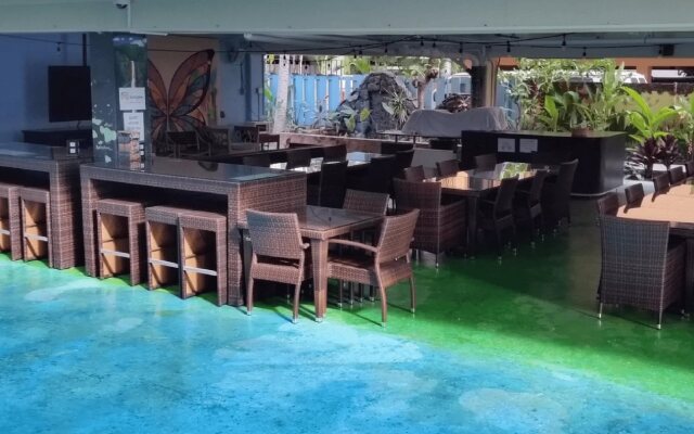Waikiki Beachside Hostel
