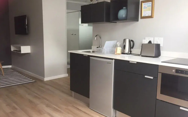 Central Claremont Garden Apartment