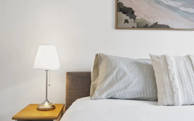 Bright 2-bed Apartment in Leafy New Farm – Guest Rooms – Brisbane