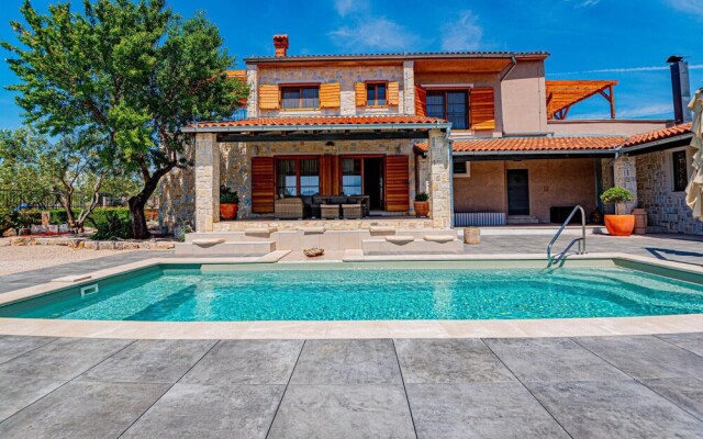 Amazing Home in Jadrija with Hot Tub, Sauna & 4 Bedrooms