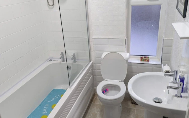 Fantastic Location to Ebrington Sq and City Centre