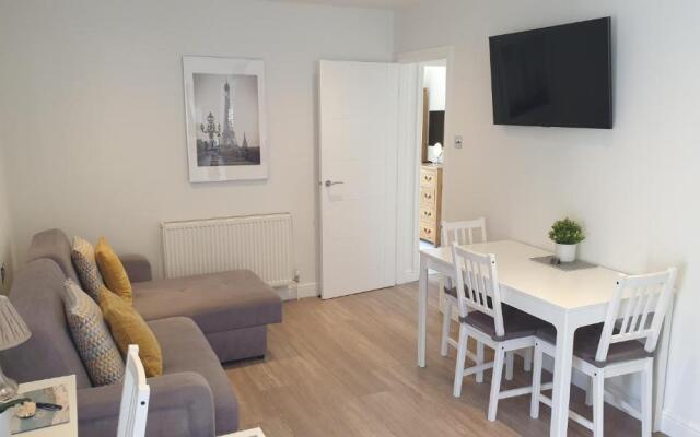 Large modern self contained apartment in Lymington