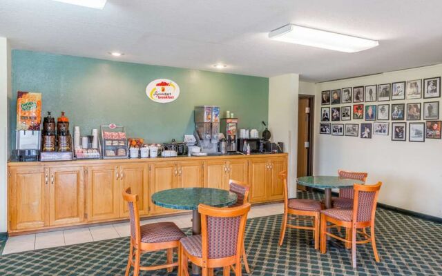 Super 8 By Wyndham Holton