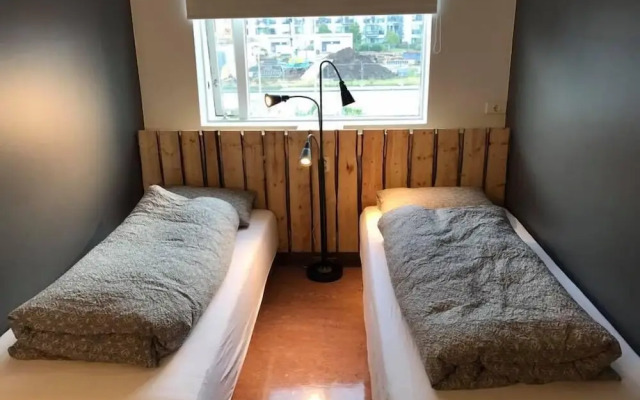 AU44 hostel
