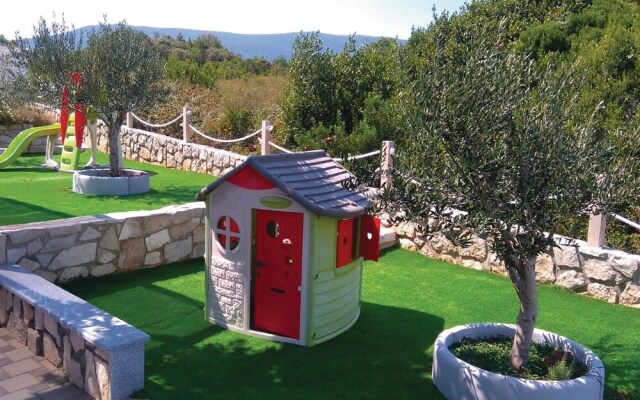 Nice Home in Sreser with Hot Tub, Sauna & WiFi